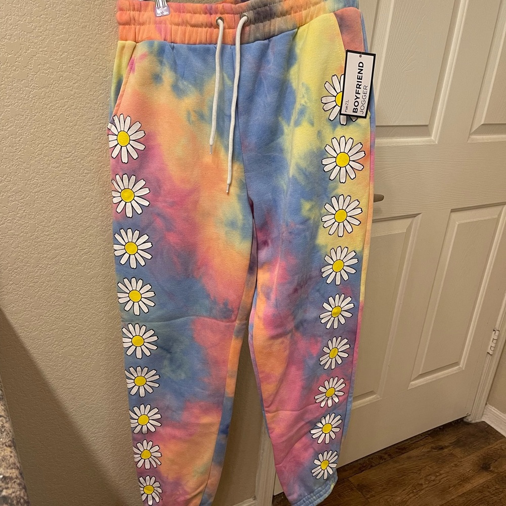 Tie dye joggers with daisies